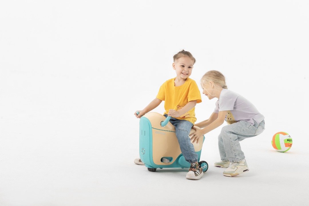 Gyroor elektromos gyerek bőrönd roller
